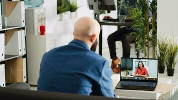 Geschäftsmann Treffen mit Manager auf online Telefonkonferenz, Teilnahme Videoanruf im Coworking Raum. Unternehmer präsentieren jährlich Bericht Statistiken auf Telearbeit Konferenz Plaudern. foto