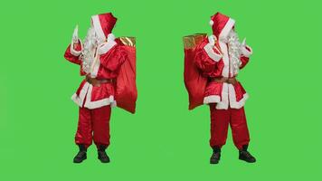 jung Erwachsene schieben etwas beiseite und ausdrücken Ablehnung, Schauspielkunst mögen Santa claus im rot Kostüm mit Hut. Mann porträtieren Heilige Nick zu drücken Objekte zu links oder richtig Seiten, grüner Bildschirm. foto