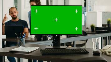 Computer Desktop mit grüner Bildschirm auf leeren Büro Arbeitsplatz, Attrappe, Lehrmodell, Simulation Bildschirm zeigen Copyspace Chromakey im klein Geschäft Agentur Arbeitsplatz. isoliert Anzeige auf Monitor, Coworking Raum. foto