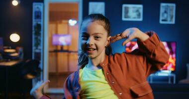 Niederländisch Winkel Schuss von süß Mädchen im Neon- zündete Wohnung filmen tanzen Lernprogramm zum andere Kinder Aufpassen ihr online Sozial Medien Inhalt. Kind im Zuhause Studio Aufzeichnung Video unterhaltsam gen z Zuschauer foto
