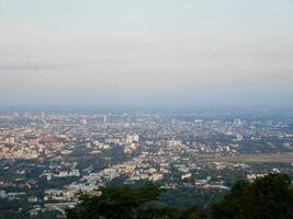 Landschaft von Chiang Mai Stadt bilden doi Suthep Berg beim Morgen, das Chiang Mais höchste Aussicht Punkt sah das Stadt wie breit wie das Auge, gut Atmosphäre, schön Aussicht im Vorderseite foto