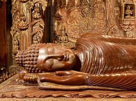 Holz Buddha Statuen, golden Buddha Statuen, Buddha Statue beim das uralt Tempel, friedlich Bild von ein Buddha Statue, uralt Buddha Statuen Süd Osten Asien foto