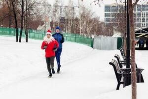 Rennen auf Januar 1 im Neu Jahre Kostüme Laufen Verein novosibirsk 01.01.2024 Laufen Menschen im Winter. foto