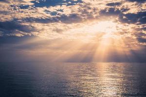 schöner Sonnenuntergang über dem Meer foto