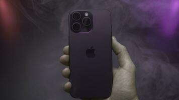 USA, Neu York - - September 15, 2023. Mann halten Neu 15 iPhone. Aktion. stilvoll Design von Neu iPhone 15 Profi ist im Hände von Glücklich Person. Werbung Video von Neu iPhone Modell- 15 Profi max auf isoliert foto