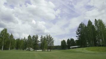 Solar- Golf Wagen mit Wolken auf Blau Himmel und Wald See Golf Verein foto