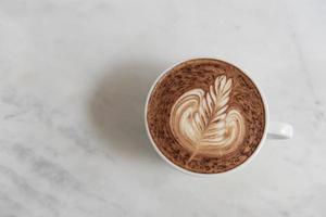 Mokkakaffee mit schaumigem Schaum, Draufsicht auf den Tisch im Café. foto