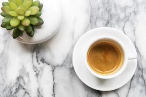 Espresso-Kaffeetasse-Draufsicht auf dem Tisch im Café. foto