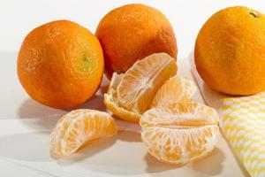 Mandarinen auf Holztisch foto