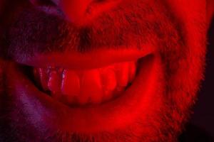 Makro Nahaufnahme auf Mann mit glücklich lächelndem Gesichtsausdruck foto