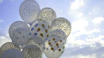 Weiß Luftballons gegen das Himmel. Weiß Bälle im das Himmel foto