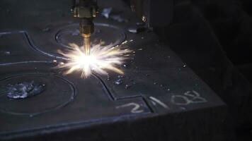 Nahansicht von Metall Muster Schweißen Maschine. Clip. automatisiert Schweißen Maschine schafft schön Muster auf Metall im Fabrik. Fabrik Schweißen Muster auf Metall foto