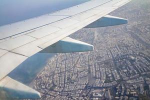 Flugzeugflügel am Himmel und über Land mit dem Bau von Tel Aviv City und dem Mittelmeer foto