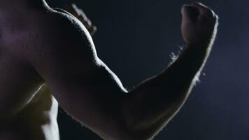 Kämpfer Silhouette. gut aussehend sportlich Mann im Boxen Stand auf ein dunkel Hintergrund. muskulös jung Mann im Boxen Handschuhe und kurze Hose zeigt an das anders Bewegungen und Streiks foto