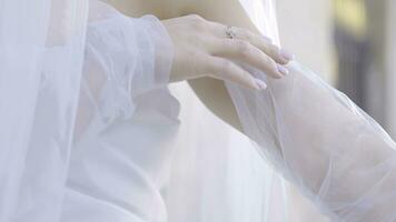 Nahansicht von Braut mit Schleier und Weiß Outfit. Aktion. schön zart Einzelheiten von Braut Outfit. Weiß Schleier auf jung Braut foto