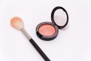 Nahaufnahme von Make-up-Pinsel und Rouge-Box isoliert auf weißem Hintergrund foto