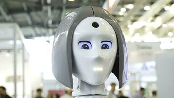 Frau Gesicht auf ein Hightech Roboter. Medien. Hightech Roboter beim das Ausstellung. Roboter von ein Mensch mögen Droide Roboter foto