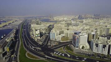 schön Panorama- Szene von Dubai Stadt im Vereinigte Arabische Emirate Aussicht von über. oben Aussicht von Dubai, schön Häuser, Transport Austausch, das der Verkehr foto