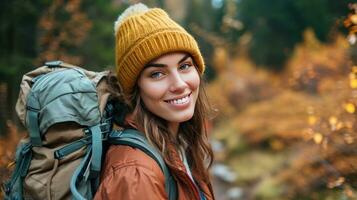 ai generiert glücklich schön Mädchen gehen Wandern im das Wald foto