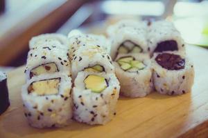 Nahaufnahme vegetarisches Sushi, das auf einer Holzpalette ist? foto