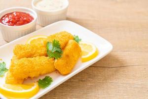 gebratene Fischstäbchen oder Pommes frites foto