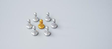 goldene Schachfiguren oder Führerführer Geschäftsmann mit Kreis silberner Männer. Führungs-, Geschäfts-, Team- und Teamwork-Konzept