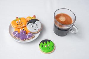 heißer Espresso-Kaffee oder Schokoladentasse mit lustigen Halloween-Keksen. Happy Halloween Day, Trick or Threat, Hallo Oktober, Herbst Herbst, Traditions-, Party- und Urlaubskonzept foto