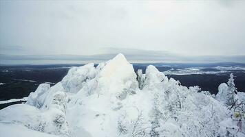 großartig Panorama Aussicht von das schneebedeckt fest Berg mit Berg Cliff. Landschaft und Herrlich Szene. Video. Winter Landschaft im ein Berg Senke mit Schnee. Berge mit Schnee und Blau Himmel foto