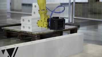 industriell Roboter Ausstellungsstück beim arbeiten. Medien. Maurer Roboter zum automatisiert Gebäude Konstruktion, Konzept von Roboter Technologien im Konstruktion Industrie. foto