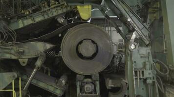 Bildung Maschine zum gewellt Stahl Platte. Herstellung von Rohre. industriell Maschine schließen oben foto