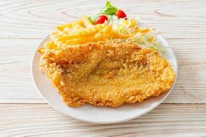 gebratener Fisch und Kartoffelchips foto