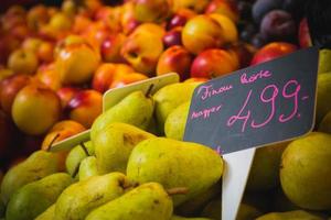 Birnen und Pfirsiche an einem Lebensmittelmarktstand