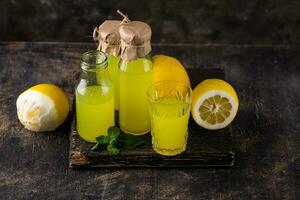 traditionell Italienisch Limoncello oder Zitrone Alkohol foto