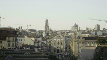 Panorama von uralt europäisch Stadt mit Konstruktion Kräne. Aktion. uralt Türme und Gebäude im europäisch Stadt im Morgen Sonne. schön alt Stadt, Dorf mit Turm und modern Konstruktion Kräne foto