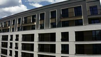 Wohnung Blöcke mit Balkone. Lager Filmaufnahme. Antenne Aussicht von ein Wohnung Gebäude auf ein Blau wolkig Himmel Hintergrund. foto