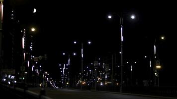 Nacht Stadt Landschaft von das leeren Straße zündete durch unzählige Laternen, Romantik von Sommer- Nacht Konzept. Lager Filmaufnahme. Stadt Center im das spät Abend. foto