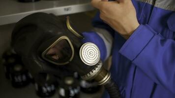 Überprüfung Gas Masken. Clip. testen von Neu Gas Masken im das Arbeitsablauf beim Fabriken foto