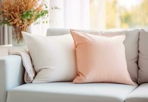 ai generiert Farbe Block Kissen Weiß Couch und Pfirsich Kissen auf ein Weiß Sofa foto
