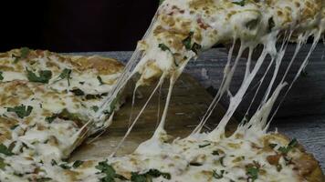 Mahlzeit Zeit beim Pizzeria, Mann nehmen ein Scheibe von das Pizza Schuss mit sehr dünn Tiefe von Feld. rahmen. Hand Schnitt Scheibe von Pizza und nehmen Es, schließen hoch, Makro Schuss. Pizza und Scheibe von Pizza im Hand auf das foto