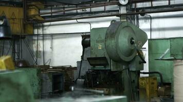 Nahansicht von alt industriell Maschinen im verlassen Arbeitsplatz. industriell Werkstatt. foto