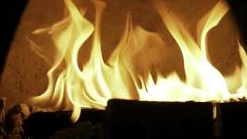 schließen oben zum Verbrennung Feuer im alt gestaltet Ofen zum Backen Lebensmittel. rahmen. traditionell Ofen, Verbrennung Wald und Flammen im Kamin. foto