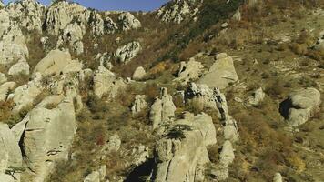 oben Aussicht von hoch Berg Angebot im bunt Herbst mit Grün Gelb Wiesen und felsig Berg Spitzen. Schuss. Aussicht von felsig Terrain von Berge. großartig Berg Landschaft gegen klar Blau Himmel foto