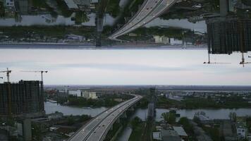 früh Morgen Aussicht von das Stadt mit Fluss Brücke, unvollendet Gebäude und viele Grün Bäume, Spiegel Horizont Wirkung. Medien. grau Morgen im das Stadt mit das Türkis Fluss, Schiffe und das Brücke. foto