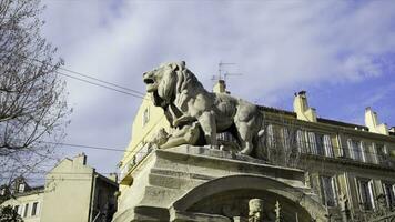 Stein Löwe Skulptur, älteste Straße im das Hauptstadt von Spanien, das Stadt von Madrid. Aktie. Löwe Statue im das Mitte von ein europäisch Stadt foto