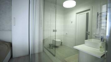 Innere von modern Badezimmer mit Dusche. Innere von modern Badezimmer foto