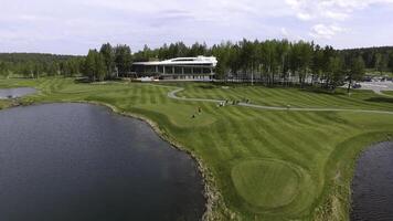 Solar- Golf Wagen mit Wolken auf Blau Himmel und Wald See Golf Verein, Antenne foto