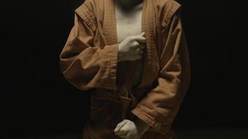 Sportler Junge im ein rot Kimono zum Judo. Junge setzt auf ein rot Kimono im Vorbereitung zum Ausbildung oder Sparring foto