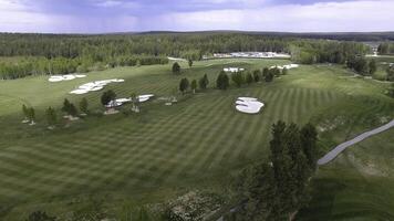 oben Aussicht Grün Golf Kurs draussen Grün Gras Feld. Antenne Aussicht von fliegend Drohne foto