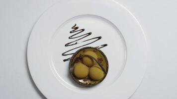 Nahansicht von molekular Dessert gemacht von Weiß Sahne und Schokolade Soße. Aktie. Essen Gourmet. molekular Gastronomie foto