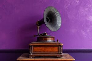 ai generiert ein Antiquität Grammophon Sitzung auf ein hölzern Stand im ein lila Zimmer foto